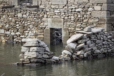 Los restos del antiguo pueblo de Mansilla han quedado parcialmente al descubierto tras el descenso del nivel del embalse, aunque todavía permanecen zonas bajo el agua