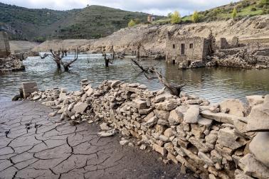 Los restos del antiguo pueblo de Mansilla han quedado parcialmente al descubierto tras el descenso del nivel del embalse, aunque todavía permanecen zonas bajo el agua