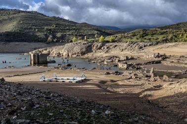 Los restos del antiguo pueblo de Mansilla han quedado parcialmente al descubierto tras el descenso del nivel del embalse, aunque todavía permanecen zonas bajo el agua