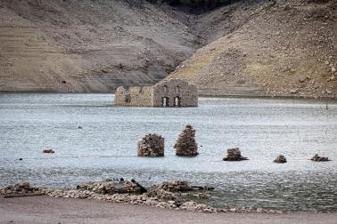 Los restos del antiguo pueblo de Mansilla han quedado parcialmente al descubierto tras el descenso del nivel del embalse, aunque todavía permanecen zonas bajo el agua