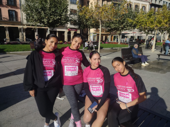 De izda a dcha: Oda Paraguato Briceño, Elena López Mejías, Antonella López y Valeria Morales López, antes de comenzar la carrera, en la Plaza del Castillo.