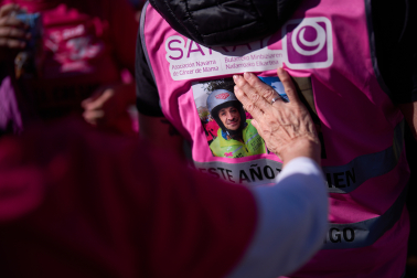 La madre de Miguel Crerspo, Mari Carmen Obanos, toca la foto de su hijo en la camiseta de Javier Valcarlos Fernández, amigo del fallecido.