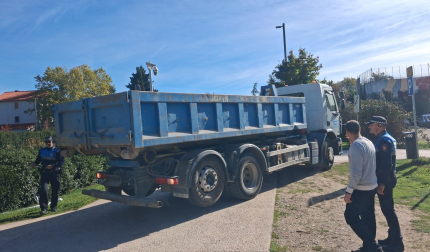 Un camión con un contenedor llega al lugar