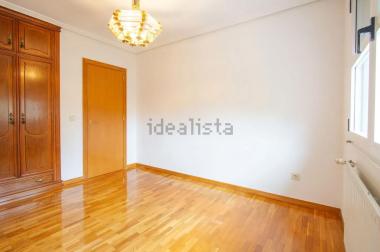 Una de las habitaciones con armario empotrado