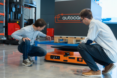 Diego Redín, gerente de Autocar, y Fran Rudiez, impulsor de la iniciativa de Fundación Ariana, en el showroom de Autocar