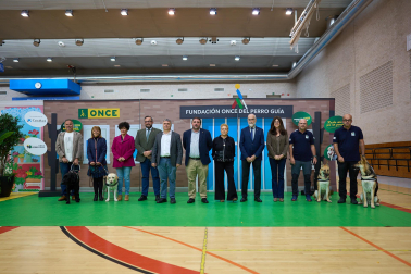 Fundación ONCE organizó en el pabellón de la UPNA una exhibición de perros guía