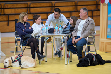 Fundación ONCE organizó en el pabellón de la UPNA una exhibición de perros guía