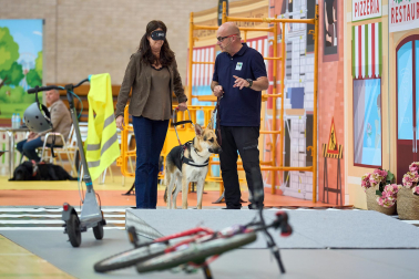 Fundación ONCE organizó en el pabellón de la UPNA una exhibición de perros guía