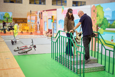 Fundación ONCE organizó en el pabellón de la UPNA una exhibición de perros guía