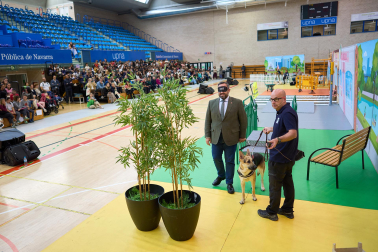 Fundación ONCE organizó en el pabellón de la UPNA una exhibición de perros guía