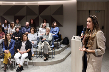 La protagonista, durante su ponencia ante un centenar de invitados