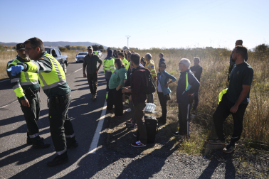 Miembros de la Guardia Civil y equipos de rescate se personan en las inmediaciones del accidente de dos trenes de alta velocidad, uno de Renfe y otro de Iryo, que han colisionado a primera hora de este miércoles a la altura de la estación de Urda (Toledo)
