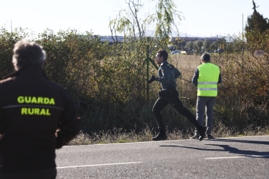 Miembros de la Guardia Civil y equipos de rescate se personan en las inmediaciones del accidente de dos trenes de alta velocidad, uno de Renfe y otro de Iryo, que han colisionado a la altura de la estación de Urda (Toledo)