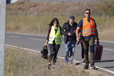 Pasajeros de los trenes siniestrados en Toledo salen por su propio pie en las inmediaciones del accidente de dos trenes de alta velocidad, uno de Renfe y otro de Iryo