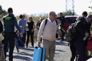 Pasajeros de los trenes siniestrados en Toledo salen por su propio pie en las inmediaciones del accidente de dos trenes de alta velocidad, uno de Renfe y otro de Iryo