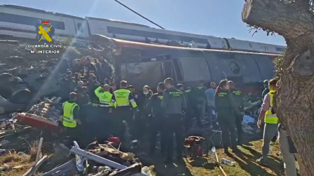 Miembros de la Guardia Civil ayudan a los supervivientes al accidente de los dos trenes de alta velocidad, uno de Renfe y otro de Iryo, que han colisionado a primera hora de este miércoles a la altura de la estación de Urda (Toledo)