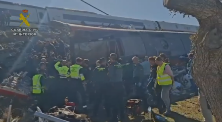 Vídeo: Efectivos de la Guardia Civil trabajan en el lugar del accidente entre dos trenes en Toledo