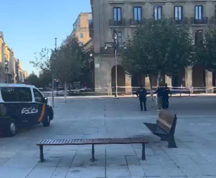 Acordonan la Plaza del Castillo y parte de Carlos III por una maleta sospechosa