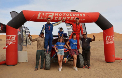 Jon Irigoyen (izquierda) y Marino Zulet (derecha) montados en el buggy junto a sus respectivas familias y técnicos locales