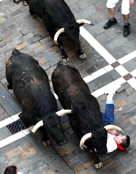 Imágenes del encierro del 12 de julio, con toros de Victoriano del Río