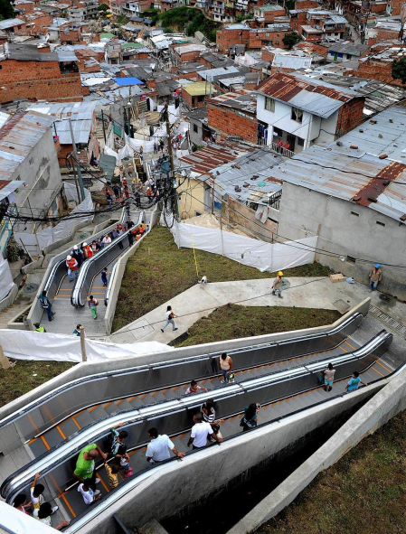 Varias personas utilizan las primeras escaleras eléctricas de carácter público y gratuito de Colombia, las cuales fueron inaugurada en Medellín. Las Independencias I, barriada humilde de 12.000 habitantes en las laderas del oeste de la ciudad colombiana de Medellín, es el primer sector urbano del mundo en el que han sido instaladas unas escaleras eléctricas al aire libre como solución a los problemas de movilidad de las personas.