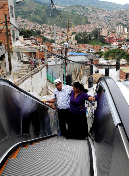 Varias personas utilizan las primeras escaleras eléctricas de carácter público y gratuito de Colombia, las cuales fueron inaugurada en Medellín. Las Independencias I, barriada humilde de 12.000 habitantes en las laderas del oeste de la ciudad colombiana de Medellín, es el primer sector urbano del mundo en el que han sido instaladas unas escaleras eléctricas al aire libre como solución a los problemas de movilidad de las personas.