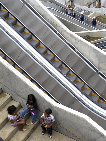 Varias personas utilizan las primeras escaleras eléctricas de carácter público y gratuito de Colombia, las cuales fueron inaugurada en Medellín. Las Independencias I, barriada humilde de 12.000 habitantes en las laderas del oeste de la ciudad colombiana de Medellín, es el primer sector urbano del mundo en el que han sido instaladas unas escaleras eléctricas al aire libre como solución a los problemas de movilidad de las personas.