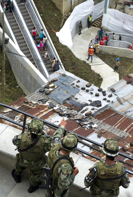 Varias personas utilizan las primeras escaleras eléctricas de carácter público y gratuito de Colombia, las cuales fueron inaugurada en Medellín. Las Independencias I, barriada humilde de 12.000 habitantes en las laderas del oeste de la ciudad colombiana de Medellín, es el primer sector urbano del mundo en el que han sido instaladas unas escaleras eléctricas al aire libre como solución a los problemas de movilidad de las personas.