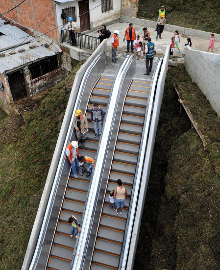 Varias personas utilizan las primeras escaleras eléctricas de carácter público y gratuito de Colombia, las cuales fueron inaugurada en Medellín. Las Independencias I, barriada humilde de 12.000 habitantes en las laderas del oeste de la ciudad colombiana de Medellín, es el primer sector urbano del mundo en el que han sido instaladas unas escaleras eléctricas al aire libre como solución a los problemas de movilidad de las personas.