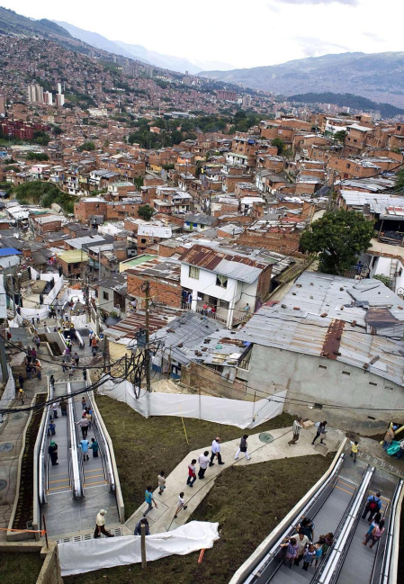 Varias personas utilizan las primeras escaleras eléctricas de carácter público y gratuito de Colombia, las cuales fueron inaugurada en Medellín. Las Independencias I, barriada humilde de 12.000 habitantes en las laderas del oeste de la ciudad colombiana de Medellín, es el primer sector urbano del mundo en el que han sido instaladas unas escaleras eléctricas al aire libre como solución a los problemas de movilidad de las personas.