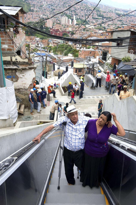 Varias personas utilizan las primeras escaleras eléctricas de carácter público y gratuito de Colombia, las cuales fueron inaugurada en Medellín. Las Independencias I, barriada humilde de 12.000 habitantes en las laderas del oeste de la ciudad colombiana de Medellín, es el primer sector urbano del mundo en el que han sido instaladas unas escaleras eléctricas al aire libre como solución a los problemas de movilidad de las personas.