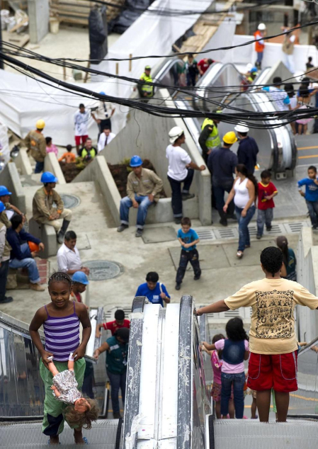 Varias personas utilizan las primeras escaleras eléctricas de carácter público y gratuito de Colombia, las cuales fueron inaugurada en Medellín. Las Independencias I, barriada humilde de 12.000 habitantes en las laderas del oeste de la ciudad colombiana de Medellín, es el primer sector urbano del mundo en el que han sido instaladas unas escaleras eléctricas al aire libre como solución a los problemas de movilidad de las personas.