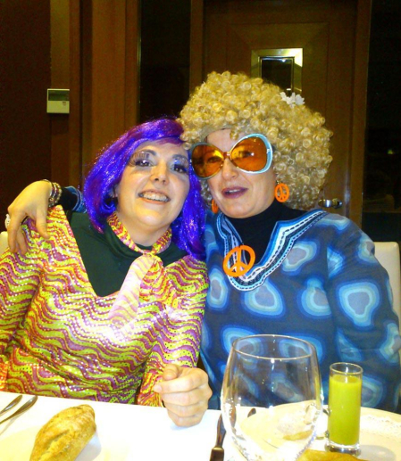40 años no se cumplen todos los días. Y para celebrarlo, nada mejor que una fiesta sorpresa setentera con amigos. Felicidades a los Tópez.