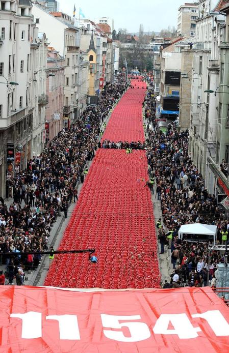 Varias imágenes del homenaje celebrado en Sarajevo por las víctimas de la guerra de Bosnia