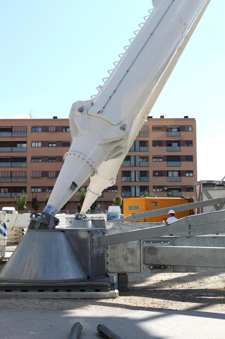 La noria desmontable más grande de Europa continúa erigiéndose en el barrio la Rochapea para las fiestas de San Fermín. Imágenes de la obra este jueves, 21 de junio.