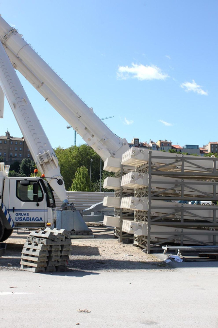 La noria desmontable más grande de Europa continúa erigiéndose en el barrio la Rochapea para las fiestas de San Fermín. Imágenes de la obra este jueves, 21 de junio.