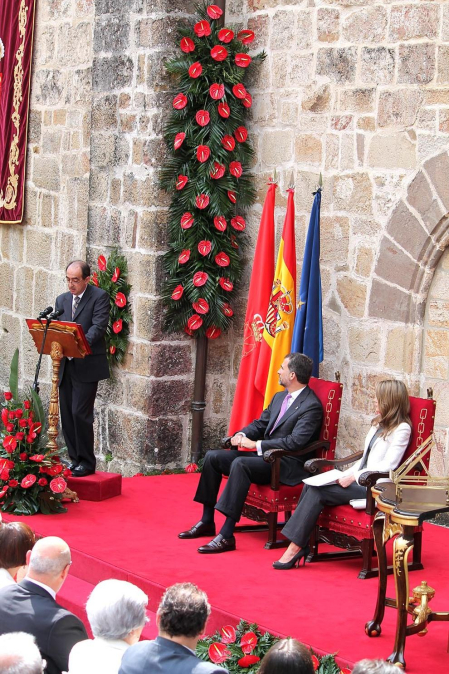 Los Príncipes de Asturias han presidido el acto de entrega del premio Príncipe de Viana de la Cultura al filósofo Daniel Innerarity.