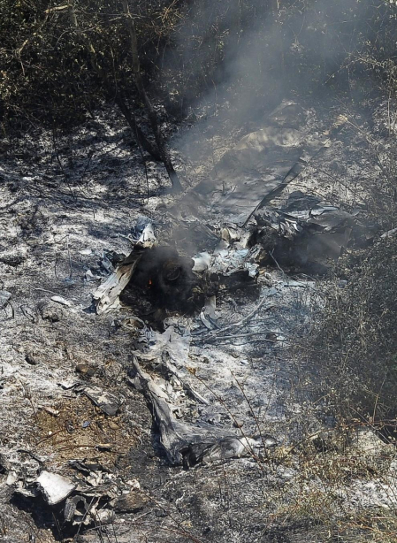 Zona acordonada alrededor de los restos calcinados del ultraligero que se ha estrellado en el término municipal de Milagro y en el que han fallecido las dos personas que viajaban en él.
