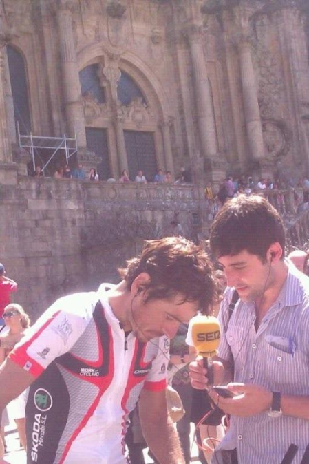 Mikel Azparren logró hacer el Camino de Santiago en poco más de 24 horas. El ciclista cumplió el reto de llegar desde Roncesvalles hasta Santiago en 24 horas y 56 minutos, después de estar pedaleando toda la noche.