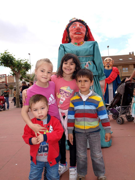 La Comparsa de Gigantes de Ablitas invitó el 24 de mayo a otras comparsas y grupos de la Ribera, así como a la Tamborrada Beti Erreala de San Sebastián, a una jornada festiva que arrancó con talleres infantiles y que contó con un animado pasacalle. El día culminó con una concentración de música y baile en la plaza de los Fueros. El objetivo de la cita era conseguir fondos para organizar una gran gigantada el próximo año.