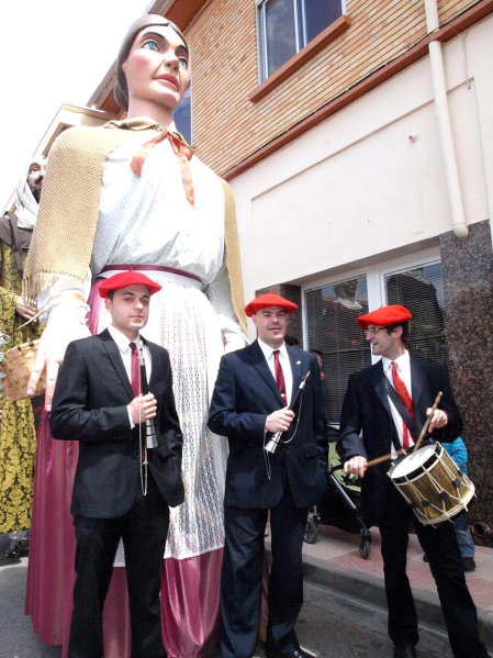 La Comparsa de Gigantes de Ablitas invitó el 24 de mayo a otras comparsas y grupos de la Ribera, así como a la Tamborrada Beti Erreala de San Sebastián, a una jornada festiva que arrancó con talleres infantiles y que contó con un animado pasacalle. El día culminó con una concentración de música y baile en la plaza de los Fueros. El objetivo de la cita era conseguir fondos para organizar una gran gigantada el próximo año.