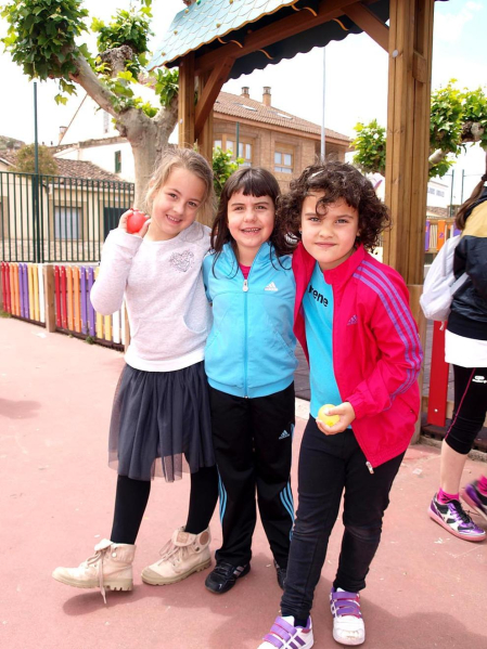 La Comparsa de Gigantes de Ablitas invitó el 24 de mayo a otras comparsas y grupos de la Ribera, así como a la Tamborrada Beti Erreala de San Sebastián, a una jornada festiva que arrancó con talleres infantiles y que contó con un animado pasacalle. El día culminó con una concentración de música y baile en la plaza de los Fueros. El objetivo de la cita era conseguir fondos para organizar una gran gigantada el próximo año.