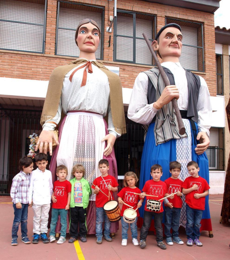 La Comparsa de Gigantes de Ablitas invitó el 24 de mayo a otras comparsas y grupos de la Ribera, así como a la Tamborrada Beti Erreala de San Sebastián, a una jornada festiva que arrancó con talleres infantiles y que contó con un animado pasacalle. El día culminó con una concentración de música y baile en la plaza de los Fueros. El objetivo de la cita era conseguir fondos para organizar una gran gigantada el próximo año.