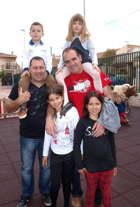 La Comparsa de Gigantes de Ablitas invitó el 24 de mayo a otras comparsas y grupos de la Ribera, así como a la Tamborrada Beti Erreala de San Sebastián, a una jornada festiva que arrancó con talleres infantiles y que contó con un animado pasacalle. El día culminó con una concentración de música y baile en la plaza de los Fueros. El objetivo de la cita era conseguir fondos para organizar una gran gigantada el próximo año.