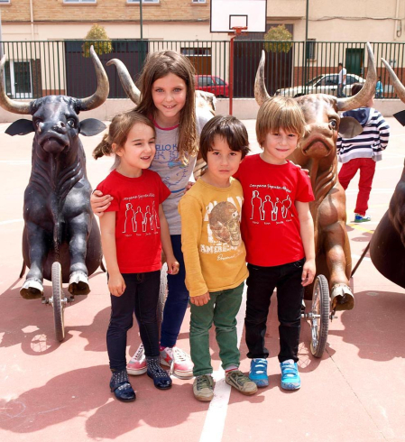 La Comparsa de Gigantes de Ablitas invitó el 24 de mayo a otras comparsas y grupos de la Ribera, así como a la Tamborrada Beti Erreala de San Sebastián, a una jornada festiva que arrancó con talleres infantiles y que contó con un animado pasacalle. El día culminó con una concentración de música y baile en la plaza de los Fueros. El objetivo de la cita era conseguir fondos para organizar una gran gigantada el próximo año.