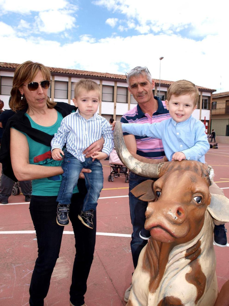 La Comparsa de Gigantes de Ablitas invitó el 24 de mayo a otras comparsas y grupos de la Ribera, así como a la Tamborrada Beti Erreala de San Sebastián, a una jornada festiva que arrancó con talleres infantiles y que contó con un animado pasacalle. El día culminó con una concentración de música y baile en la plaza de los Fueros. El objetivo de la cita era conseguir fondos para organizar una gran gigantada el próximo año.