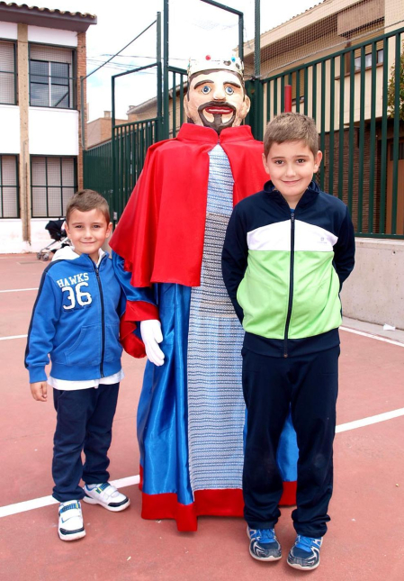 La Comparsa de Gigantes de Ablitas invitó el 24 de mayo a otras comparsas y grupos de la Ribera, así como a la Tamborrada Beti Erreala de San Sebastián, a una jornada festiva que arrancó con talleres infantiles y que contó con un animado pasacalle. El día culminó con una concentración de música y baile en la plaza de los Fueros. El objetivo de la cita era conseguir fondos para organizar una gran gigantada el próximo año.