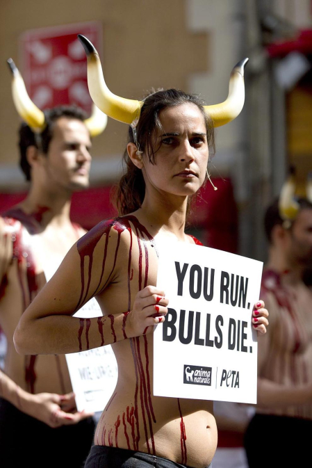 Unas doscientas personas representaron en la plaza del Ayuntamiento de Pamplona un "encierro fúnebre", con el que los colectivos Anima Naturalis y PETA manifestaron su rechazo a la corridas de toros de los Sanfermines.