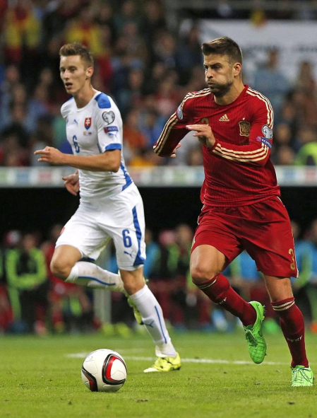 La selección española de fútbol venció en el encuentro valedero para la clasificación de la Eurocopa 2016 disputado en el carlos Tartiere, contra Eslovaquia. El 2-0 lo pusieron Jordi Alba y Andrés Iniesta, este último de penalti.