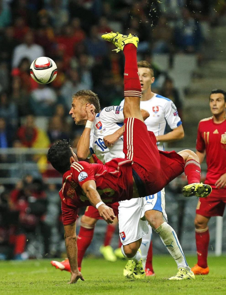 La selección española de fútbol venció en el encuentro valedero para la clasificación de la Eurocopa 2016 disputado en el carlos Tartiere, contra Eslovaquia. El 2-0 lo pusieron Jordi Alba y Andrés Iniesta, este último de penalti.